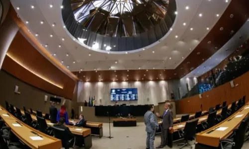 
          Imagem ilustrativa da imagem Proposta que eleva emendas a R$ 17 mi é adiada, mas ameaça renovação política em PE
          