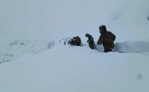 
          Imagem ilustrativa da imagem Avalanche atinge trabalhadores no Himalaia; 25 ainda estão sob os escombros
          