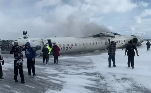 
          Imagem ilustrativa da imagem Avião capota e 15 ficam feridos em aeroporto de Toronto, no Canadá; veja vídeo
          