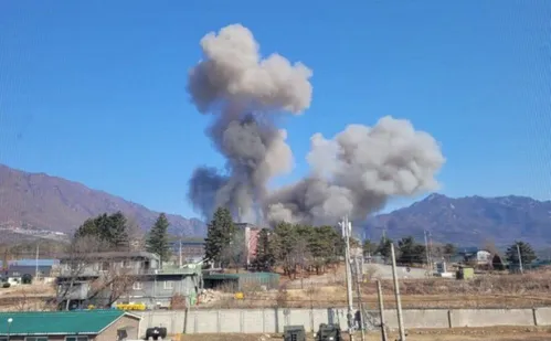 
          Imagem ilustrativa da imagem Avião militar sul-coreano lança bombas por engano e fere sete civis
          