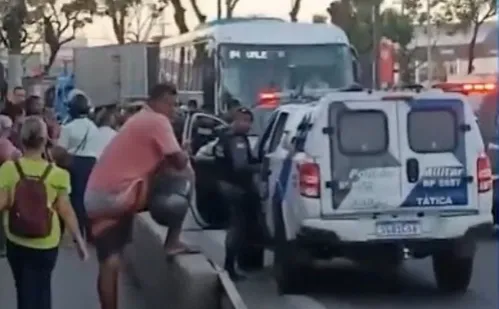 
          Imagem ilustrativa da imagem Bandido invade ônibus de empresa, ameaça e dá mata-leão em trabalhador na Serra
          