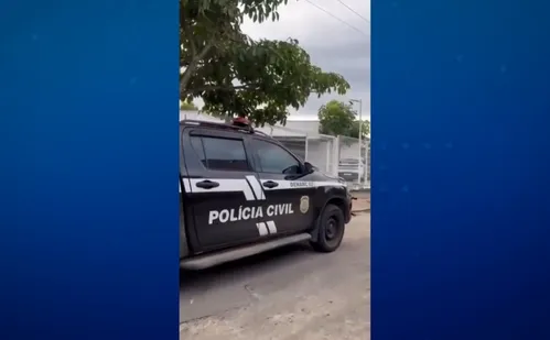 
          Imagem ilustrativa da imagem Bandidos invadem delegacia e roubam armas, coletes e munições em Piúma
          