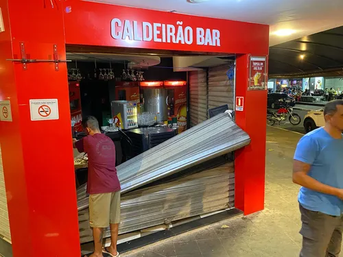 
          Imagem ilustrativa da imagem Bar de irmão de acusado de assassinato na Rua da Lama é alvo de vandalismo
          