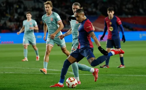 
          Imagem ilustrativa da imagem Barcelona e Atlético empatam em gigante semifinal da Copa do Rei com oito gols
          