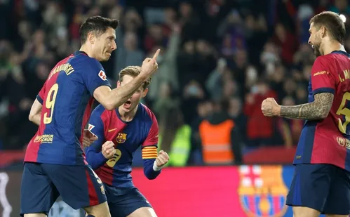 
          Imagem ilustrativa da imagem Barcelona supera o Rayo em dia de arbitragem polêmica e volta ao topo do Espanhol
          