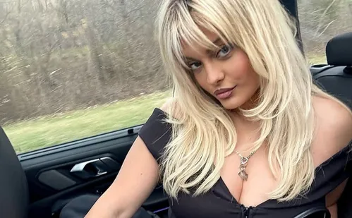 
          Imagem ilustrativa da imagem Bebe Rexha rebate críticas sobre seu corpo e revela que sofreu aborto espontâneo
          