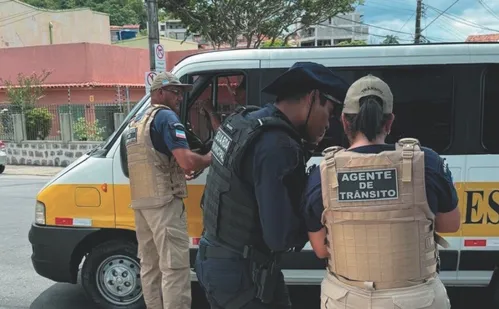 
          Imagem ilustrativa da imagem Blitz do transporte escolar flagra pneu careca e falta de documento
          