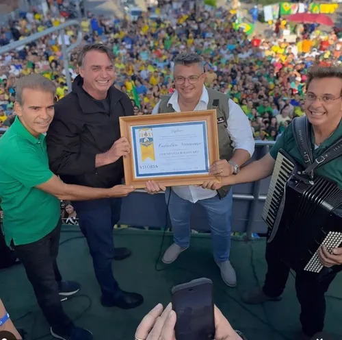 
          Imagem ilustrativa da imagem Bolsonaro recebe título de cidadão de Vitória (PE) e repete que será candidato
          