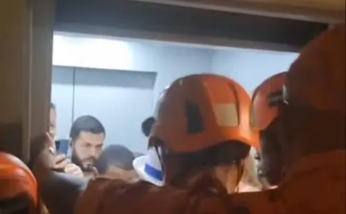 
          Imagem ilustrativa da imagem Bombeiros resgatam 11 pessoas presas em elevador no Sambódromo do Rio
          