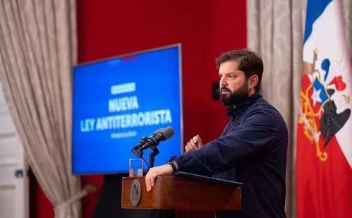 
          Imagem ilustrativa da imagem Boric decreta estado de exceção no Chile por apagão
          