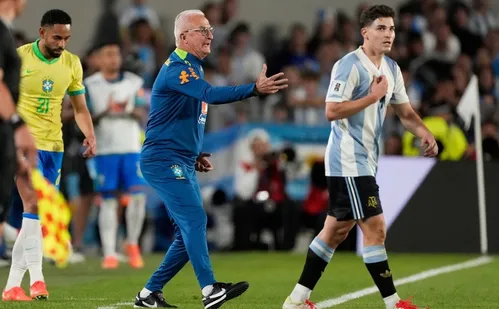 
          Imagem ilustrativa da imagem Brasil sofre pior derrota desde o 7 a 1 e maior revés para a Argentina em 61 anos
          