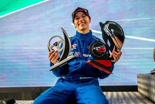 
          Imagem ilustrativa da imagem Brasil terá três mulheres correndo no automobilismo internacional pela primeira vez
          