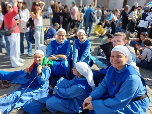 
          Imagem ilustrativa da imagem Brasileiros antecipam férias e mudam planos de viagem para acompanhar conclave e conhecer novo papa
          