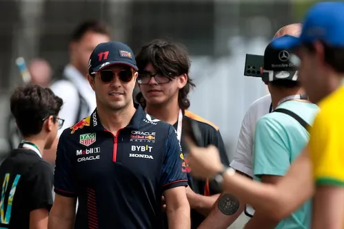 
          Imagem ilustrativa da imagem Cadillac estuda dupla experiente com Bottas e Pérez para a estreia na F1 em 2026
          