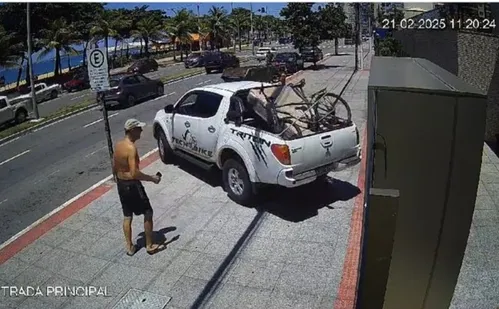 
          Imagem ilustrativa da imagem Câmera registra colisão de carro com entrada principal de condomínio em Vila Velha
          