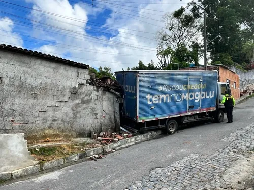 
          Imagem ilustrativa da imagem Caminhão desgovernado invade casa no Zumbi do Pacheco, em Jaboatão
          