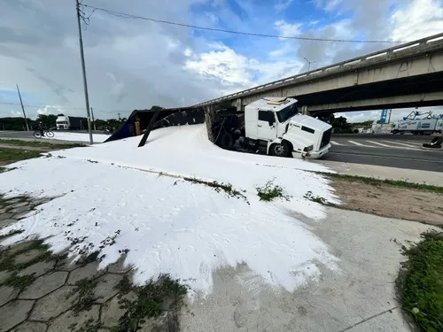 
          Imagem ilustrativa da imagem Caminhão tomba em pleno giradouro que dá acesso à Presidente Kennedy
          