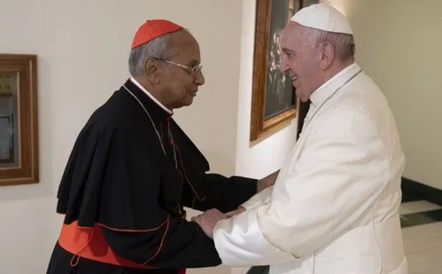 
          Imagem ilustrativa da imagem Candidato a papa do Sri Lanka proibiu presença de mulheres no altar
          