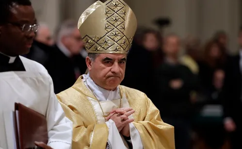 
          Imagem ilustrativa da imagem Cardeal condenado por fraude desiste do conclave
          