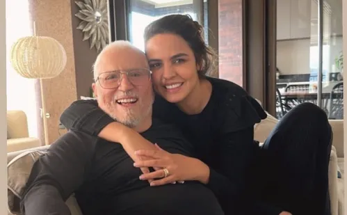 
          Imagem ilustrativa da imagem Carlos Alberto de Nóbrega condena ataques à mulher: 'muita fofoca'
          