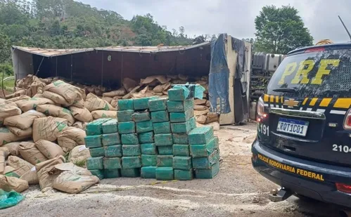 
          Imagem ilustrativa da imagem Carreta com drogas tomba e moradores furtam parte da carga na BR-262
          