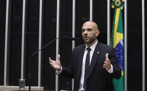 
          Imagem ilustrativa da imagem Carro de deputado federal é alvejado no Rio de Janeiro
          