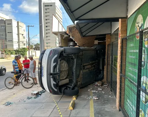 
          Imagem ilustrativa da imagem Carro desgovernado capota e invade loja de rações em Pau Amarelo; COM VÍDEO
          