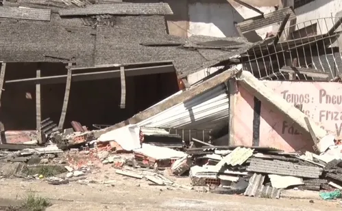 
          Imagem ilustrativa da imagem Carro invade borracharia e destrói imóvel em Cariacica
          