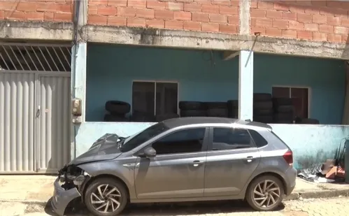 
          Imagem ilustrativa da imagem Carro invade borracharia e destrói imóvel em Cariacica
          