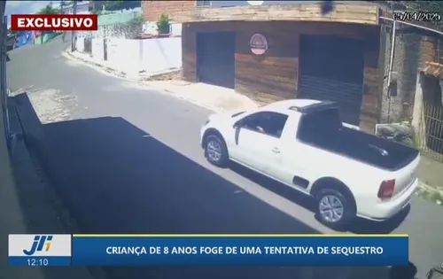 
          Imagem ilustrativa da imagem Carro misterioso circula por São Lourenço e quase sequestra menino; COM VÍDEO
          