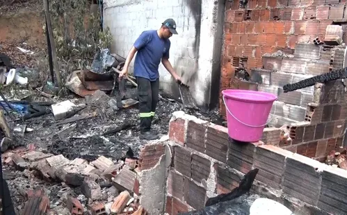 
          Imagem ilustrativa da imagem Casa pega fogo após menino de 6 anos acender fósforo na Serra
          