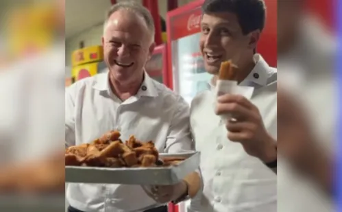 
          Imagem ilustrativa da imagem Casagrande apresenta a 'barrinha de cereal' para João Campos
          