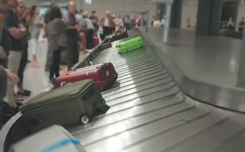 
          Imagem ilustrativa da imagem Casal é indenizado em R$ 15 mil por mala perdida em voo
          