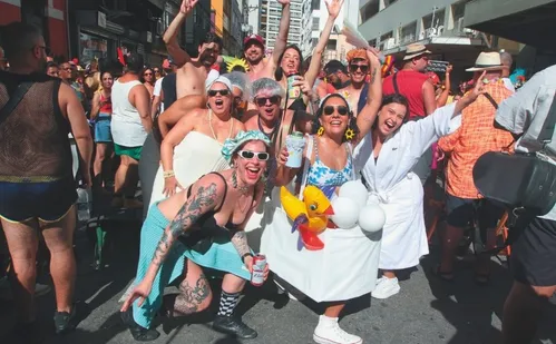 
          Imagem ilustrativa da imagem Casal faz despedida de solteiro durante a folia no Centro de Vitória
          