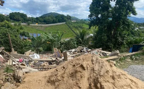 
          Imagem ilustrativa da imagem Casal morre e criança de 8 anos é resgatada após casa desabar em Viana
          