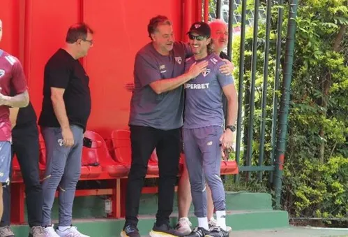 
          Imagem ilustrativa da imagem Casares posta foto com Zubeldía em meio a rumores de demissão: ‘Juntos pelo São Paulo’
          