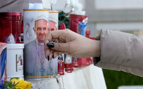 
          Imagem ilustrativa da imagem Católicos de todo o mundo se unem em orações pela saúde do papa
          