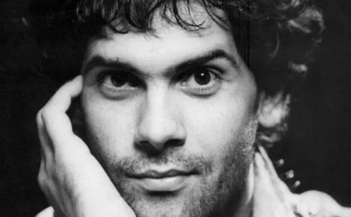 
          Imagem ilustrativa da imagem Cazuza ganha mostra no Rio, com fotos e documentos inéditos de sua vida e obra
          