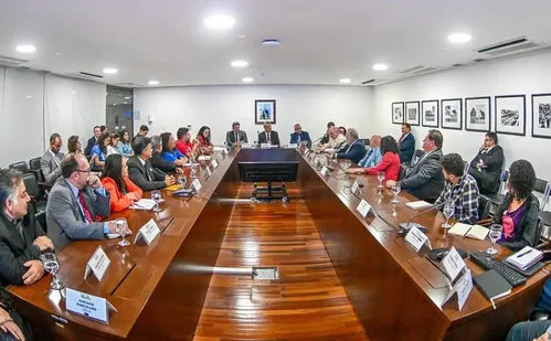 
          Imagem ilustrativa da imagem Centrais sindicais pedem isenção de Imposto de Renda sobre PLR
          