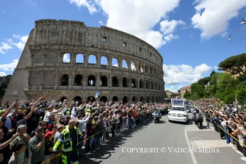 
          Imagem ilustrativa da imagem Cerca de 400 mil pessoas participam do funeral do papa Francisco em Roma
          