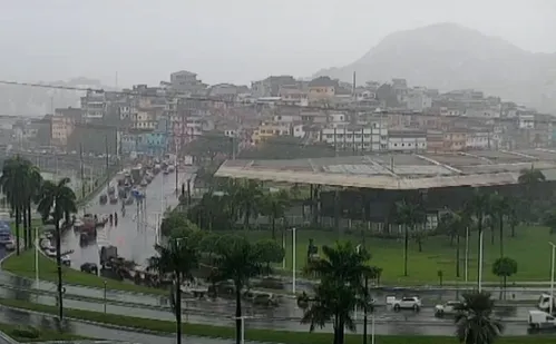 
          Imagem ilustrativa da imagem Chuva causa alagamentos e dá nó no trânsito em Vitória e Vila Velha
          