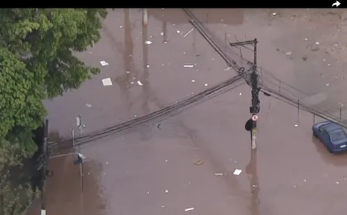 
          Imagem ilustrativa da imagem Chuva de granizo derruba árvores e deixa 55 mil sem luz, e gera alerta de alagament
          