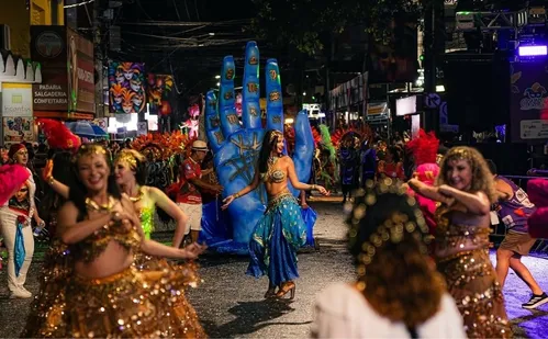 
          Imagem ilustrativa da imagem Chuva não apaga o brilho das escolas de samba de Guarapari no 3º dia de Carnaval
          