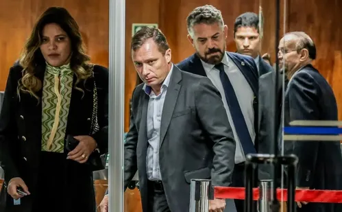 
          Imagem ilustrativa da imagem Cid confirma que Bolsonaro recebeu US$ 86 mil por venda de joias
          