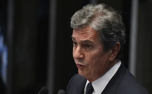 
          Imagem ilustrativa da imagem Defesa de Collor pede prisão domiciliar por idade e problemas de saúde
          