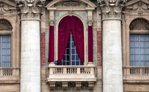 
          Imagem ilustrativa da imagem Conclave: quem é o cardeal que faz o anúncio ‘Habemus Papam’ após a votação
          