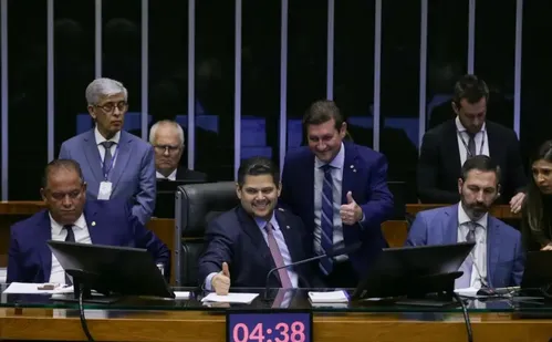 
          Imagem ilustrativa da imagem Congresso aprova novas regras para pagamento de emendas parlamentares
          