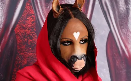 
          Imagem ilustrativa da imagem Conheça a 'Mulher Cavala', DJ que estará no Coachella e diz ser metade animal
          