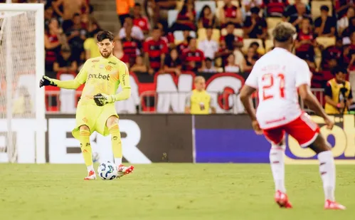 
          Imagem ilustrativa da imagem Conmebol adota regra anticera de goleiros na Libertadores e Sul-Americana 2025
          