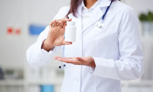 
          Imagem ilustrativa da imagem Conselho permite que farmacêuticos prescrevam remédios e gera reação de entidades
          